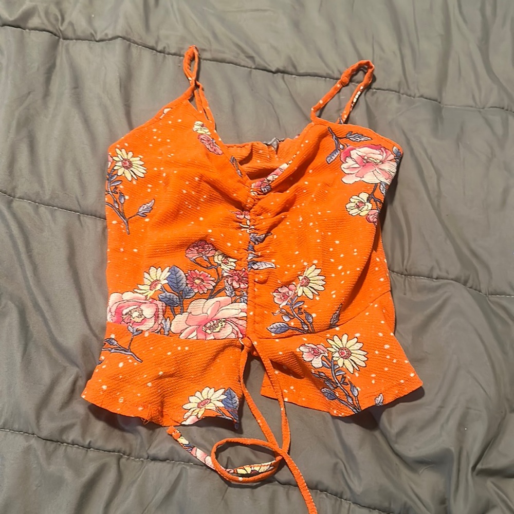 Worn twice, you can tie and adjust the bottom of the shirt to your liking!